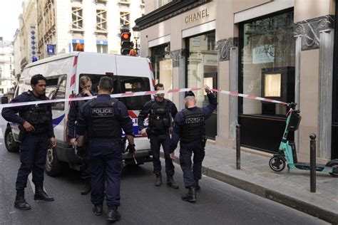 Chanel jewelry boutique in Paris held up by armed men